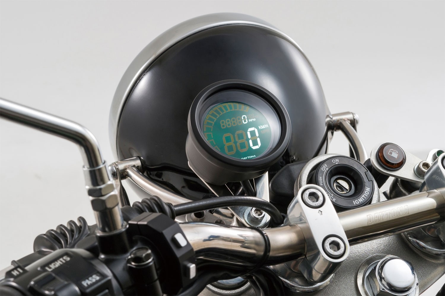 Digitales Velona 60 Cockpit mit Tacho, Drehzahlmesser und schwarzem Gehäuse am Motorrad montiert