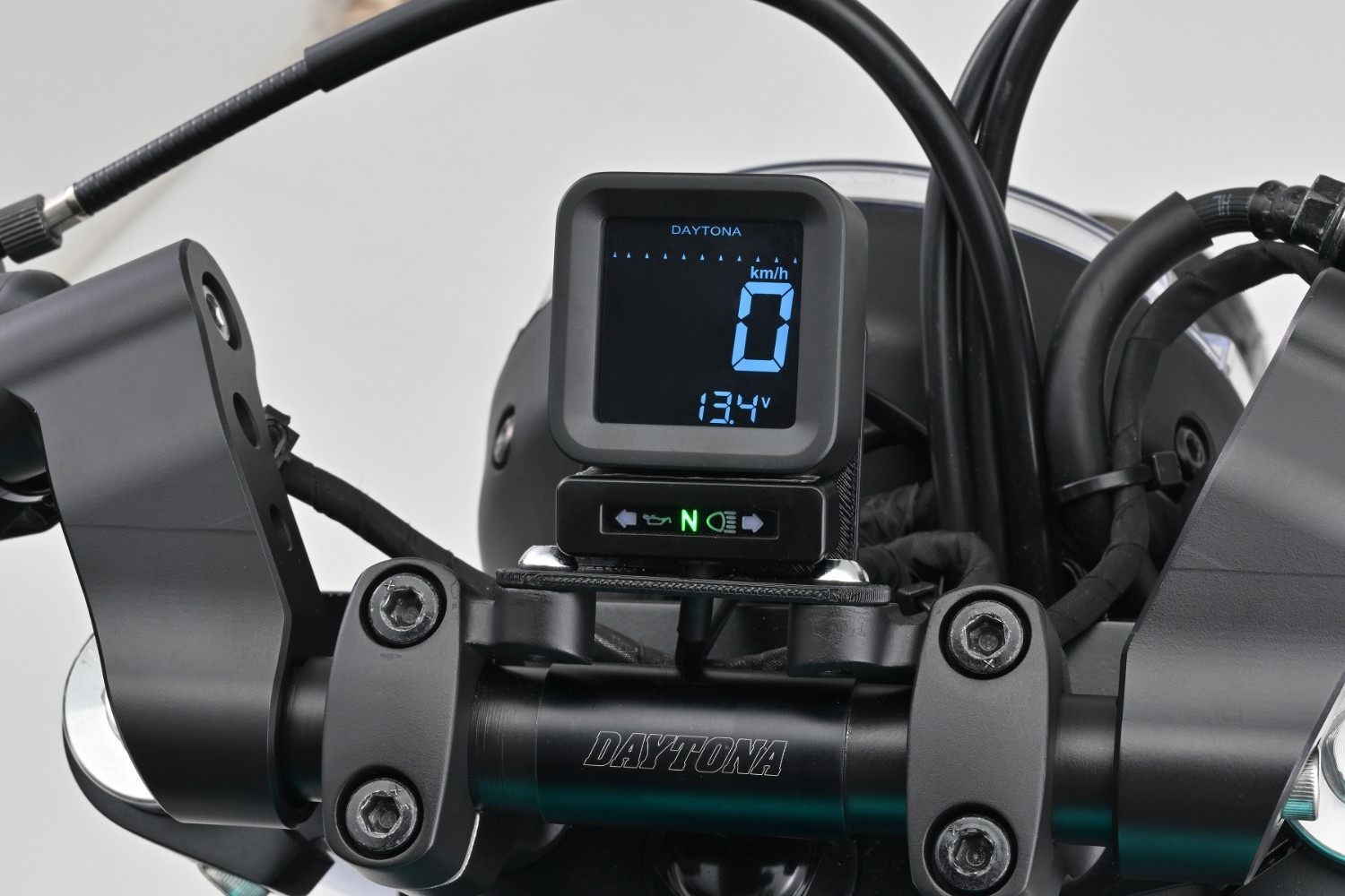 CUBE LCD-Cockpit schwarz mit Tacho und Drehzahlmesser mit unten eingeblendeter Voltanzeige