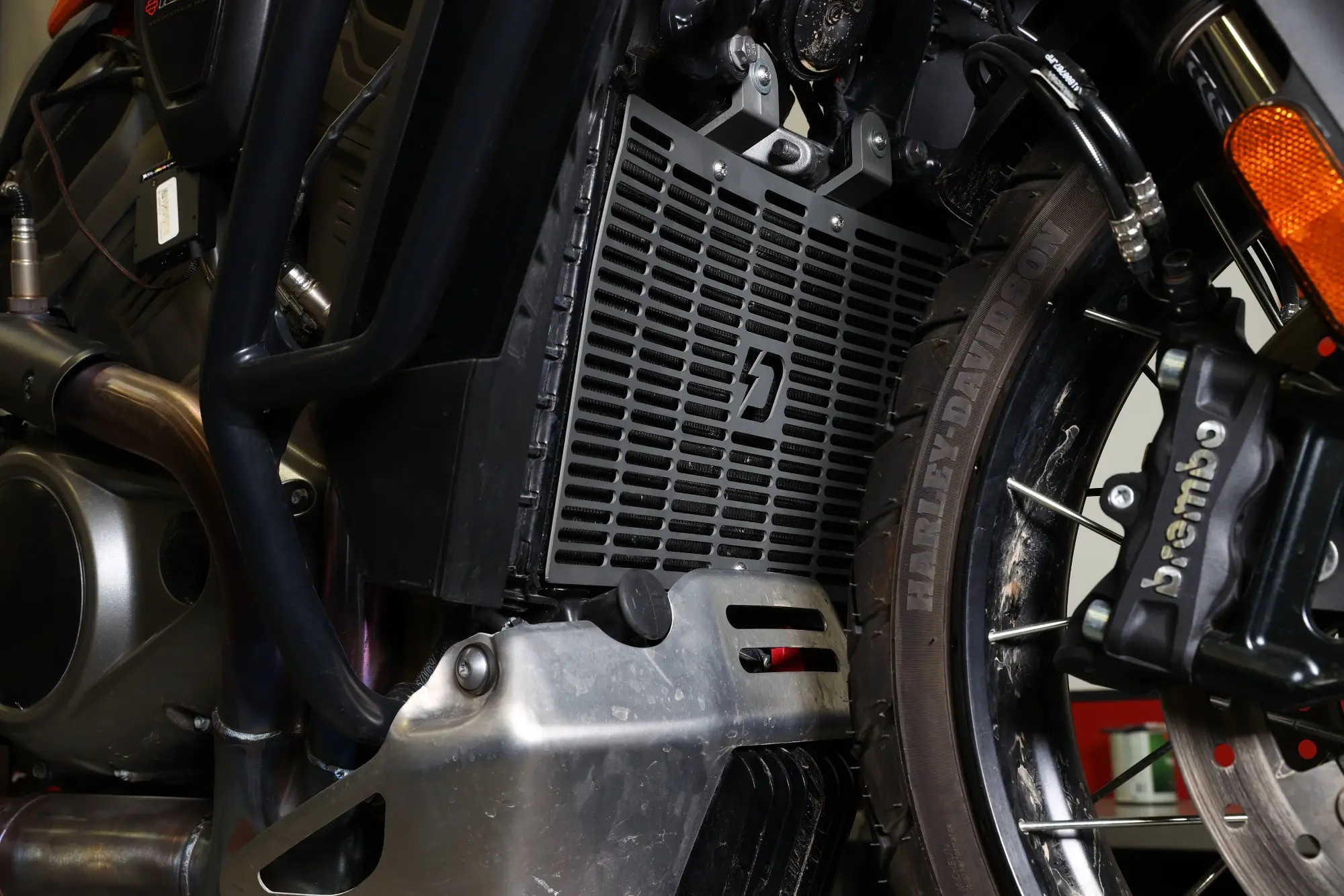 Dynojet Kühlerschutzgitter für Harley Davidson Pan America 2021-2022 seitlich