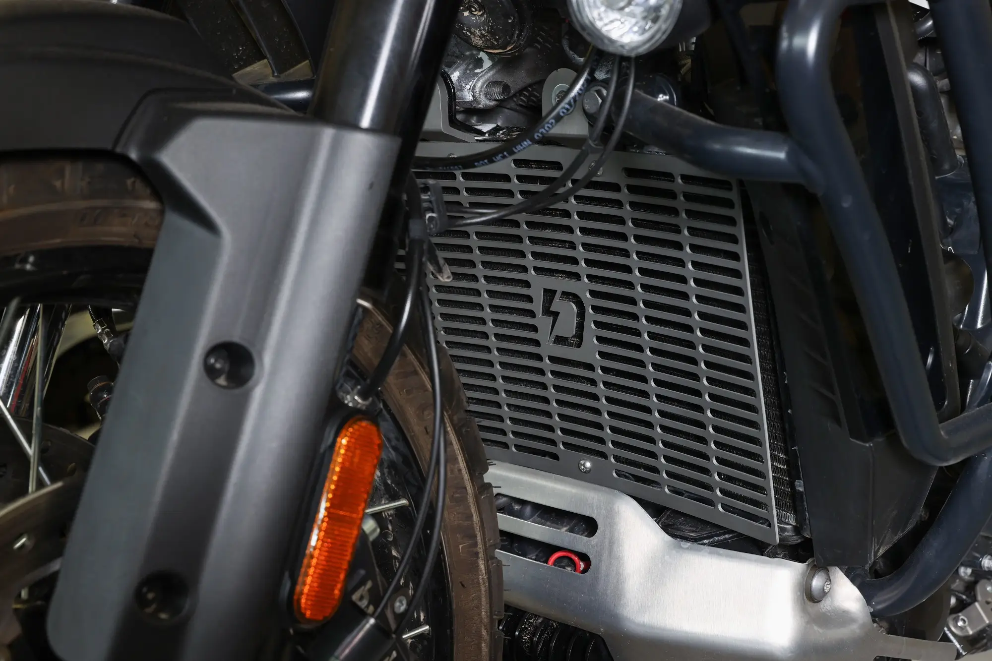 Dynojet Kühlerschutzgitter für Harley Davidson Pan America 2021-2022 montiert